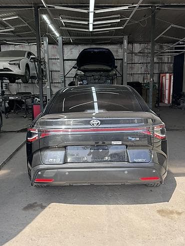 b class: Toyota bZ3: 2023 г., Электромобиль, Седан — 3