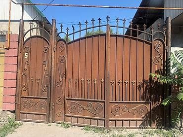 Кованые двустворчатые ворота с калиткой - Материал: сталь с
