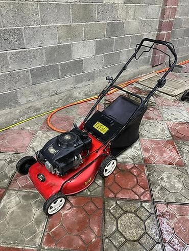 двигателей: Бензиновая газонокосилка с травосборником - Тип: колёсная бензиновая — 1