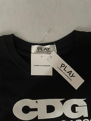 кийилген кийимдер: Футболка COMME des GARÇONS PLAY CDG - Цвет: черный - Принт: белый — 2