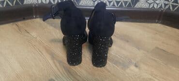 Ботинки и ботильоны: Продаю босоножки 37 размер одевала один раз — 3