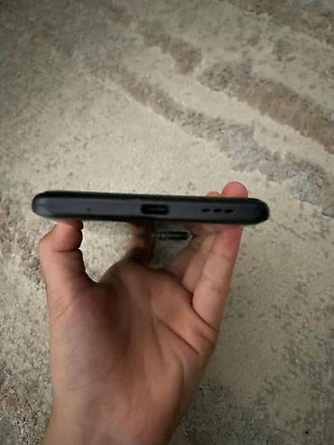 Смартфон (черный цвет корпуса) Особенности и разъемы: - Нижняя грань