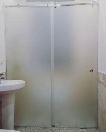 Терезелер жана комплектөөчүлөр: Прямая раздвижная душевая перегородка по сути итак имеет массу плюсов — 2