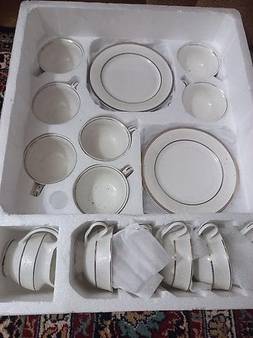 сервис: Элегантный набор посуды бежевого цвета, включающий тарелки, блюдца и — 4