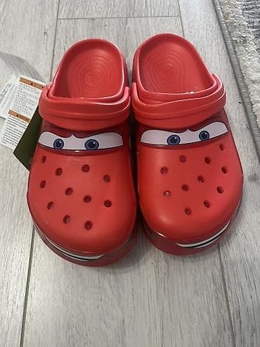 платья красный: Детские сабо Crocs x Disney Cars (Молния Маккуин) - Ярко‑красные — 3