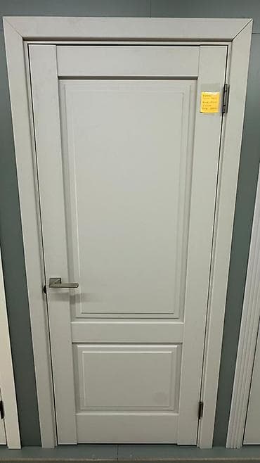 Межкомнатная дверь классического дизайна в светло‑сером/белом цвете