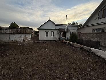 Кыймылсыз мүлк: Срочно Продаётся уйютный Дом из 3х комнат. В верхней части города — 8