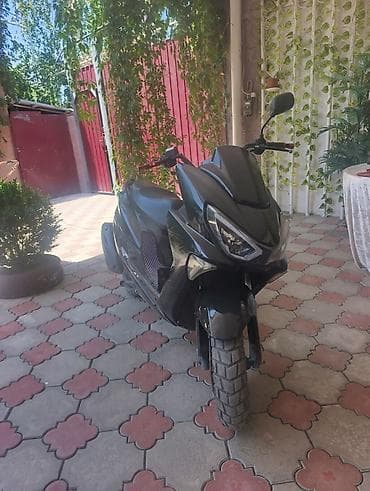 yamaha x max: Скутер/мопед городского типа, черный, с агрессивной передней оптикой и — 1