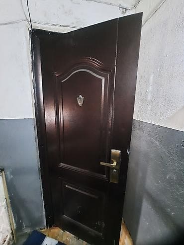 уголник метал: Двери для домов и квартир, Металлическая, Одностворчатая, Правосторонняя, цвет - Коричневый — 1