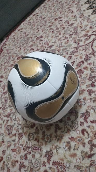 Футбольный мяч, классический размер 5. Дизайн в бело‑черно‑золотых