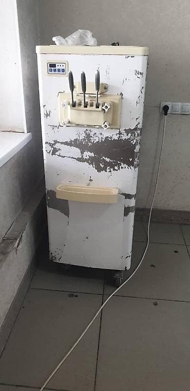 бизнес паркнер: Фризер для мягкого мороженого, напольный, с тремя рычагами розлива (2 — 1