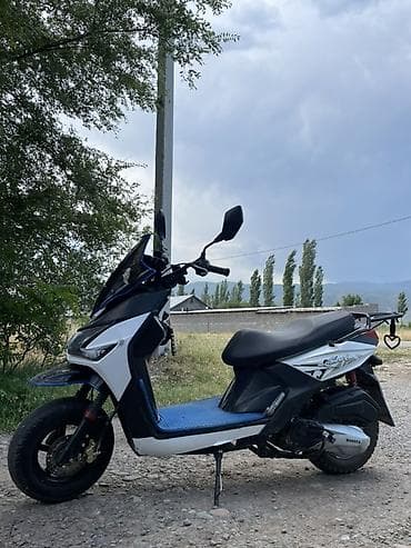 китайские мини авто: Скутер 150 куб (по визуалу — китайская платформа тип GY6). Яркий — 3