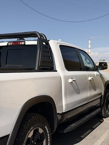 фаркоп на 570: RAM 1500 Rebel 4x4, белый пикап - Мощный полноразмерный пикап с — 5