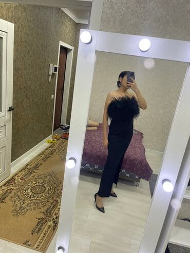 где можно купить красивое платье: Вечернее платье, Коктейльное, Длинная модель, Без рукавов, Перья, Открытая спина, M — 3