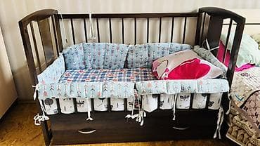 Детская кроватка из темного дерева с маятником и выдвижным ящиком. б/у at lalafo.kg Детская кроватка из темного дерева с маятником и выдвижным ящиком. б/у