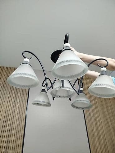 Люстра большая 1500 сом и поменьше 500 сом. только звонить
