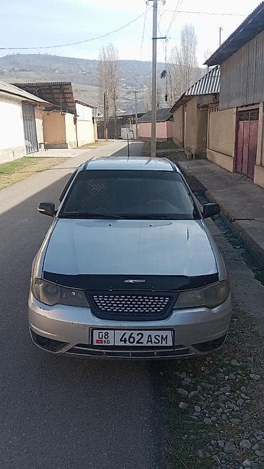 lada 2105: Автомобиль седан (передняя часть на фото), серебристый цвет кузова — 1