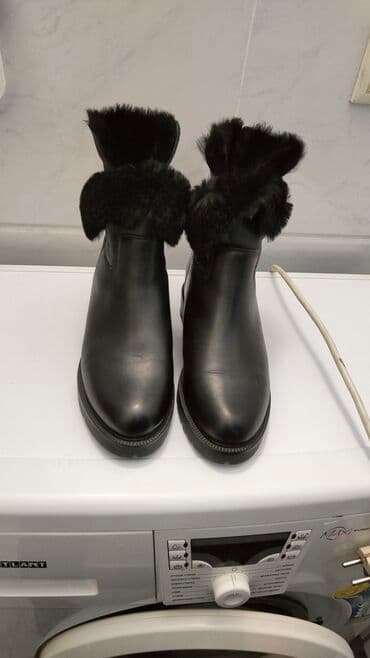 сапоги из натурального меха и кожи: Продаю женс. сапоги. Размер 36. Кожа. Зимние. Цвет черный. Одевала 1 — 2