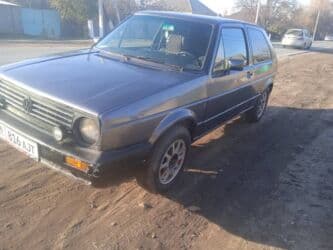 шкода практик: Хэтчбек 3‑дверный, компактный городской автомобиль темно‑серого цвета — 2