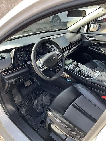 zimmer e9 pro: Электромобиль Aion S белый седан. Ключевые особенности: - Полностью — 2