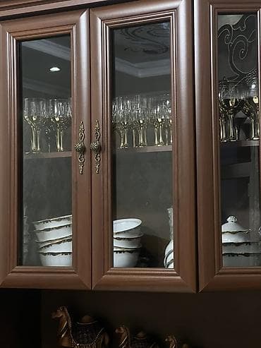 Шкафтар: Дубал шкаф, Дубал шкаф түрү: Горка, Үй, конок бөлмөсү үчүн, Өзгөчөлүктөрү: Тамак-аш идишин сактоо үчүн — 2