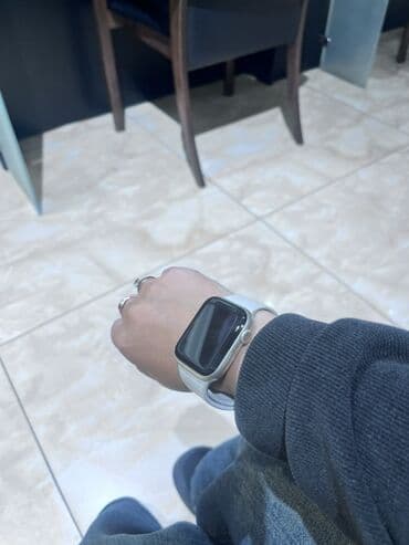 Линолеум: Смарт-часы с прямоугольным сенсорным дисплеем и белым силиконовым — 2