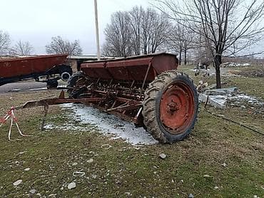 Продаю сеялка рабочий рум в хорошем состоянии рабочий калеса есть