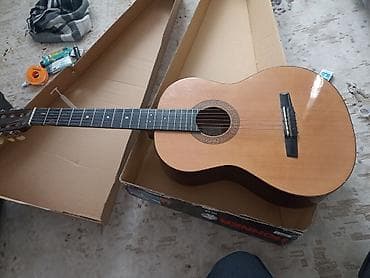 Классическая акустическая гитара 4/4 в комплектации с родной коробкой
