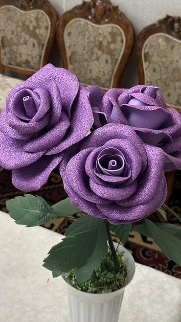 роза в колбе цена: Декоративная композиция с розами в вазе - Эффектные крупные розы — 2