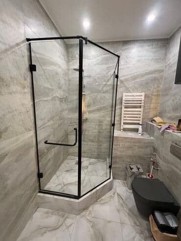 бу душ кабинка: Стеклянная душeвая кабина-перегородка в черном металло-профиле. - — 1