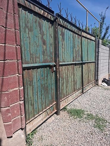 Распашные ворота: Металлические распашные ворота с калиткой, размеры длина 4.30 м высота — 5