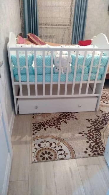 защитный бортик для кровати: Детская кроватка с бортиками и выдвижным ящиком - Классическая — 2