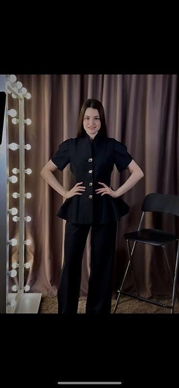 стильные женские брючные костюмы: Женский костюм с жакетом-пеплум и прямыми брюками - Силуэт — 4