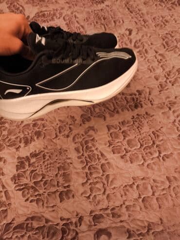 срочно продаю в связи с переездом: Мужские кроссовки, 41, Макси, Б/у, цвет - Черный — 5