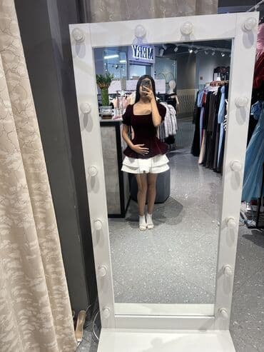 обувь для зимы: Черное мини‑платье с открытыми плечами. - Фасон: облегающее мини — 2