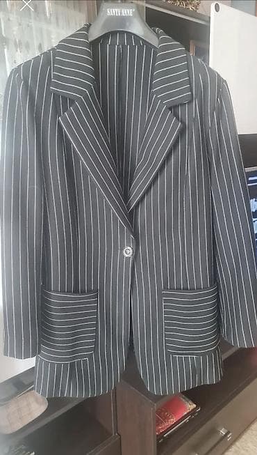 Классический женский пиджак в тонкую белую вертикальную полоску на