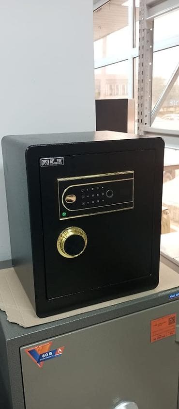 Сейф Deli EPS-45 — это надежный мебельный или офисный сейф с