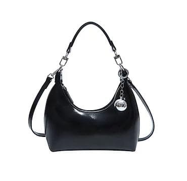 Стильная женская сумка-хобо в минималистичном дизайне. Особенности: -