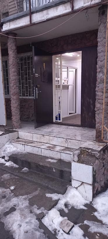 юр адрес: Аренда офисов, 80 м², В жилом комплексе, 1 линия — 4