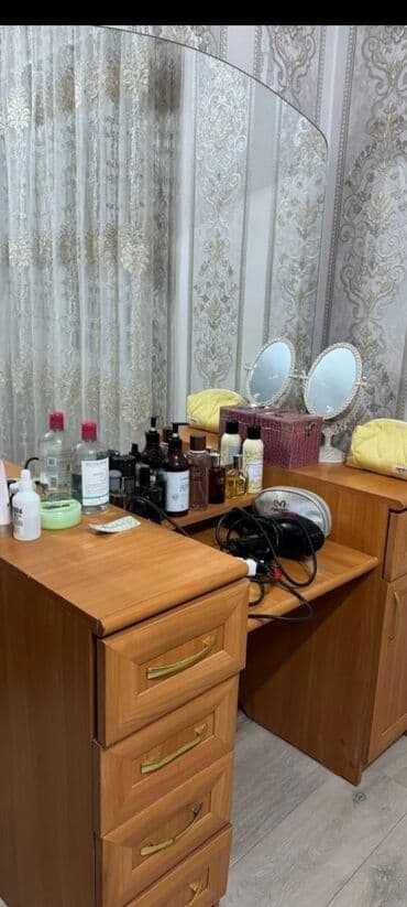 тумбочка прикроватная с зеркалом: Туалетный столик, С зеркалом, Дерево — 1