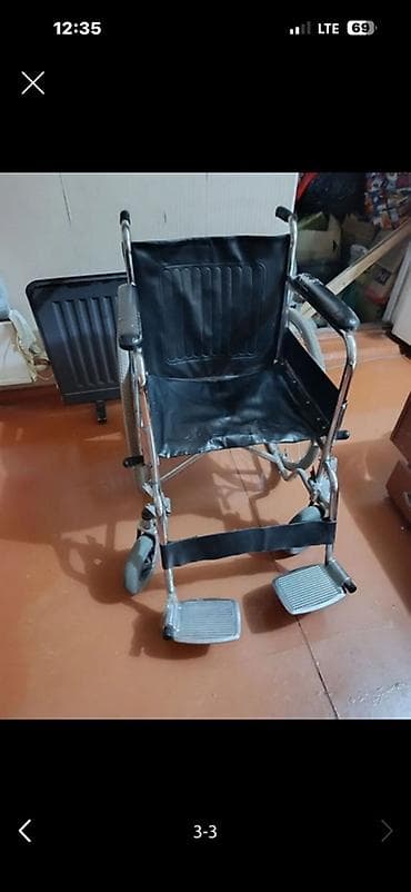 Инвалидная коляска с ручным приводом. Особенности: - Рамa из металла