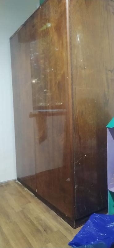 полка для цветы: Трёхстворчатый платяной шкаф из шпона (вероятно, дуб/орех) с глянцевым — 2