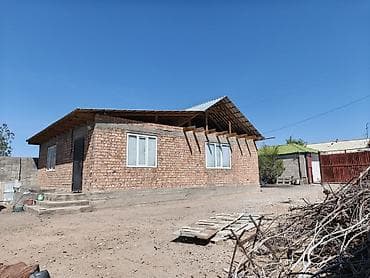 Продаётся одноэтажный кирпичный дом с большим огороженным участком