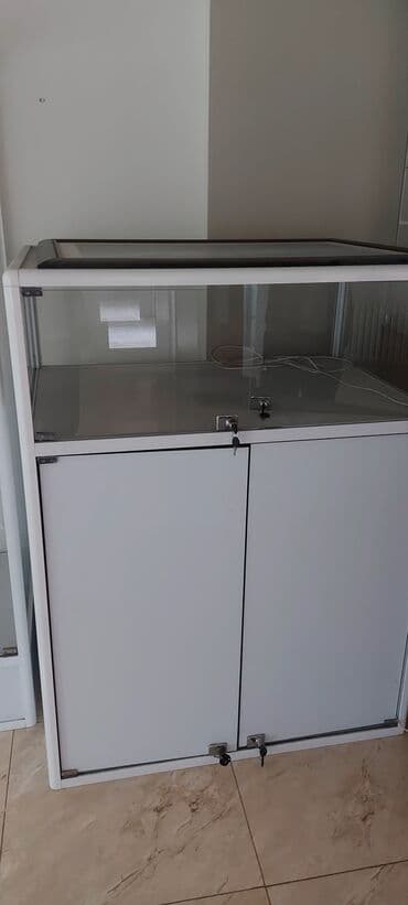 оборудование для магазина: Стеклянный стеллаж витрина в хорошем состоянии цены разные договорная — 4