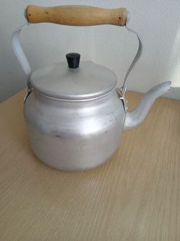 молодая гвардия московская: Таз эмалированный (СССР) емкостью 12 литров. Чайник алюминиевый — 1