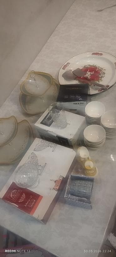 Набор посуды и аксессуаров для сервировки стола. В комплекте: -