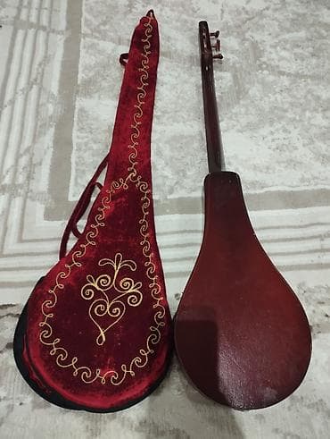 домбра: Казахский народный музыкальный инструмент — домбра с чехлом. - — 1