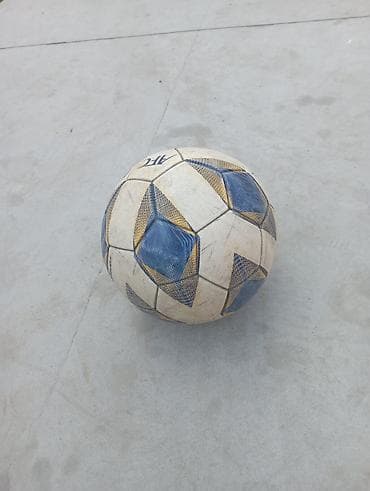 13 балон: Футбольный мяч классического размера 5. - Материал: синтетическая — 1