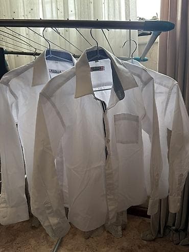 белые мужские джемперы: Белые мужские рубашки с длинным рукавом, классический крой. Размер — 2