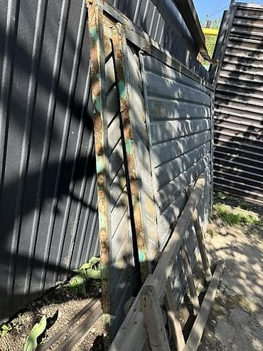 Распашные ворота: Ширина 3метр высота 2,40 см. Середине есть колитка очен хорошем — 2